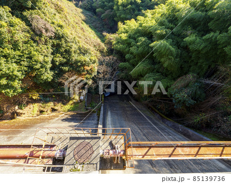 真上から見下ろしたダム 85139736