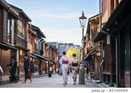 ひがし茶屋街を着物姿で散策する観光客 ひがし茶屋街を着物姿で散策する観光客 85140009