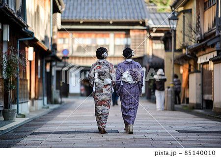 ひがし茶屋街を着物姿で散策する観光客 ひがし茶屋街を着物姿で散策する観光客 85140010