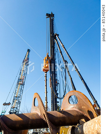 土木工事現場　杭打機の作業風景 85140043