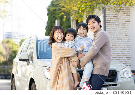 車でお出かけする家族 85140951