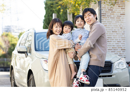 車でお出かけする家族 85140952