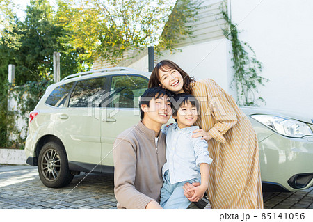 車でお出かけする若い家族 車でお出かけする若い家族 85141056