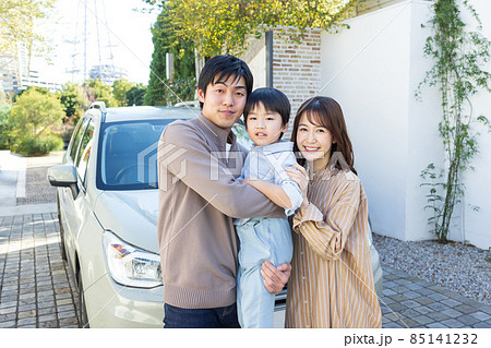 車でお出かけする若い家族 車でお出かけする若い家族 85141232