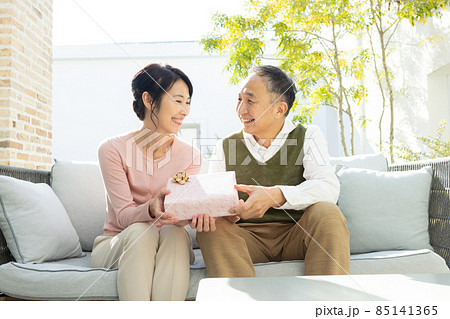 プレゼントの箱を持つシニア夫婦 85141365