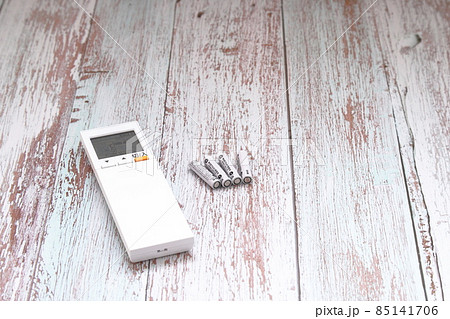 エアコンのリモコンと乾電池 85141706