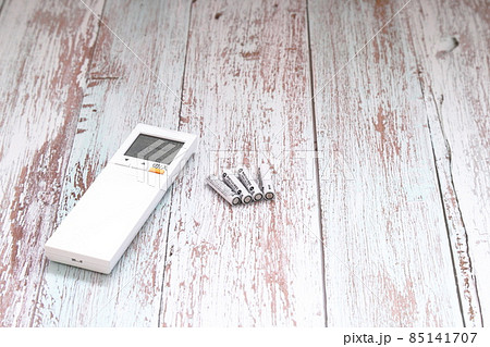 エアコンのリモコンと乾電池 85141707