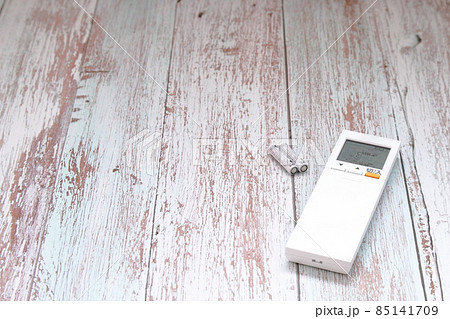 エアコンのリモコンと乾電池 85141709