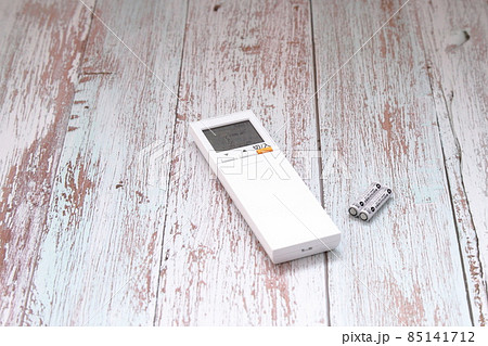 エアコンのリモコンと乾電池 エアコンのリモコンと乾電池 85141712