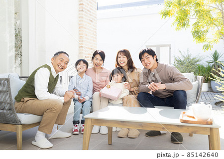 プレゼントと3世代家族 85142640