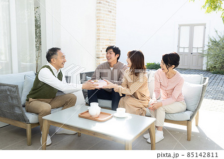 プレゼントを渡す家族 プレゼントを渡す家族 85142811