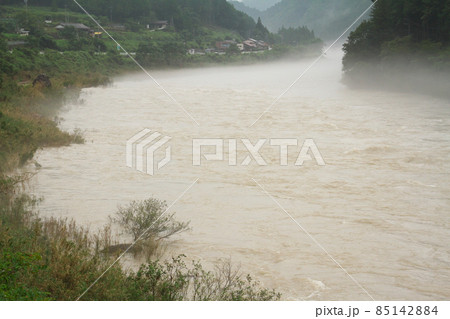 飛騨川の濁流 85142884