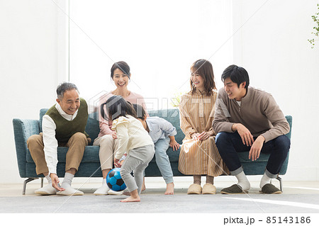 部屋でくつろぐ3世代家族 部屋でくつろぐ3世代家族 85143186