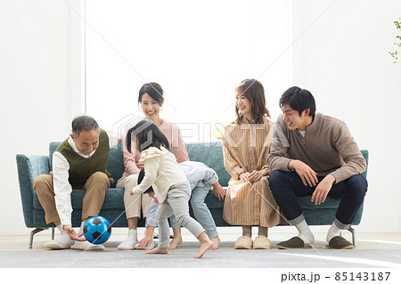 部屋でくつろぐ3世代家族 85143187