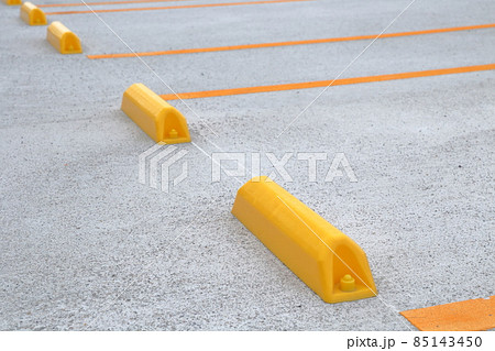 駐車場の車止め、パーキングブロック 85143450