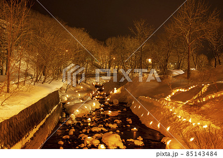 雪あかりの道 85143484