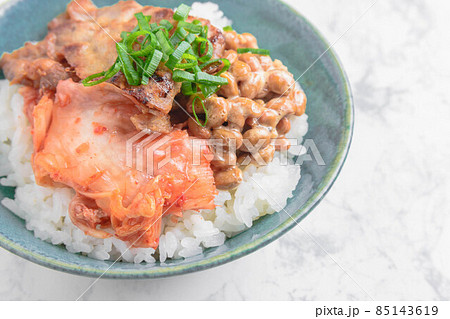 豚キムチと納豆どんぶり 85143619