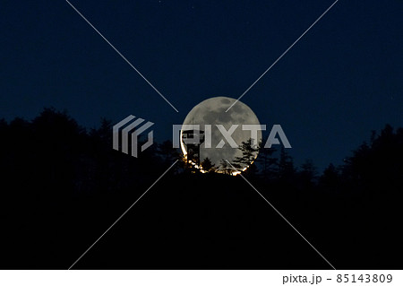 北杜市白州町、中山砦跡展望台の上に地球照の細い月が昇る 85143809