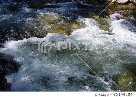 清流　川の流れ　しぶき　日本の山中の小川　久多川　川　岩場 85144504