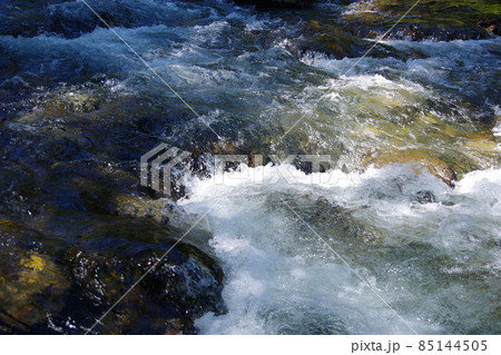 清流　川の流れ　しぶき　日本の山中の小川　久多川　川　岩場 85144505