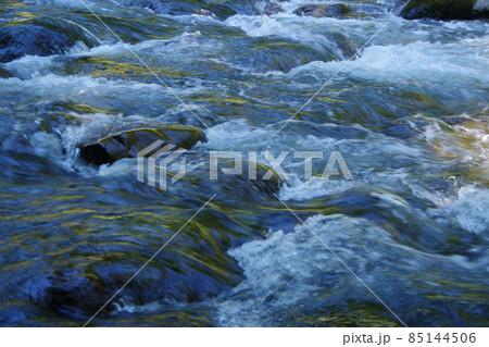 清流　川の流れ　しぶき　日本の山中の小川　久多川　川　岩場 85144506