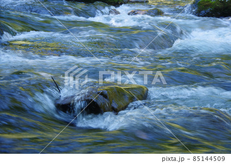 清流　川の流れ　しぶき　日本の山中の小川　久多川　川　岩場 85144509