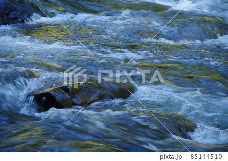 清流　川の流れ　しぶき　日本の山中の小川　久多川　川　岩場 85144510
