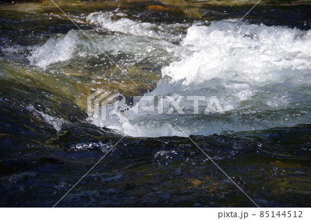 清流　川の流れ　しぶき　日本の山中の小川　久多川　川　岩場 85144512