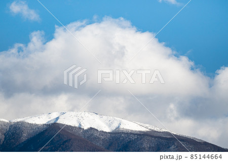 晴れた日の雪の鉢伏山 85144664