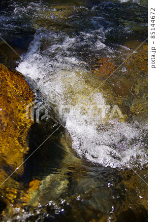 清流　川の流れ　しぶき　日本の山中の小川　久多川　川　岩場 85144672