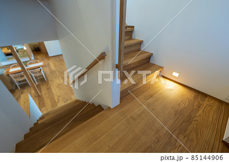 注文住宅の階段 85144906
