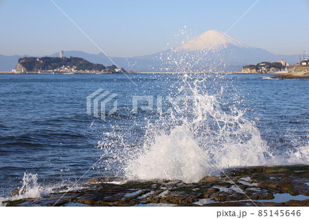 稲村ケ崎から見た波しぶき越しの江の島と富士山のっ冬景色 85145646