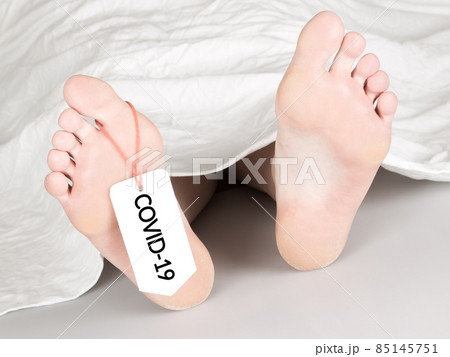 Body with toe tag on white Body with toe tag on white 85145751