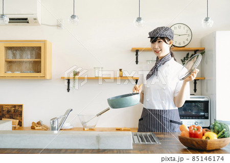 キッチンに立つコックコートを着た調理師（鍋） 85146174