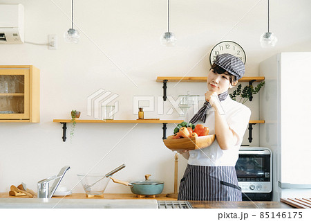 キッチンに立つコックコートを着た調理師（野菜・困る） 85146175