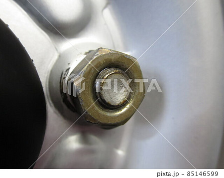 軽自動車のタイヤホイールを固定するボルトと貫通ナット 85146599