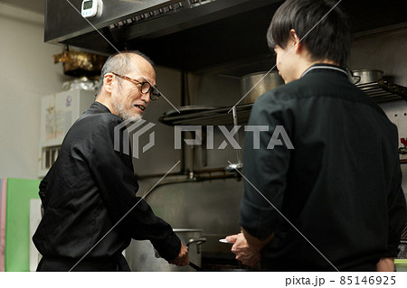 レストランで仕事を教えるアジア人のスタッフ 85146925