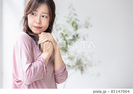 部屋の中で寒さに凍える女性 部屋の中で寒さに凍える女性 85147004