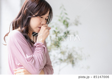 部屋の中で咳をする体調不良の女性 85147006
