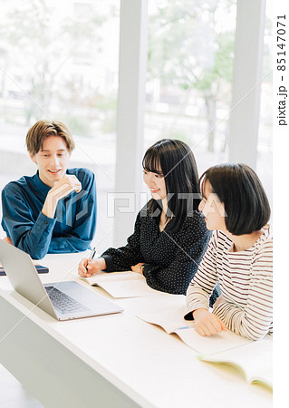 教室でパソコンを見る大学生(男女) 教室でパソコンを見る大学生(男女) 85147071