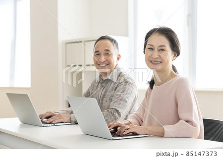パソコンに向かうシニア シニアのパソコン教室イメージ パソコンに向かうシニア シニアのパソコン教室イメージ 85147373