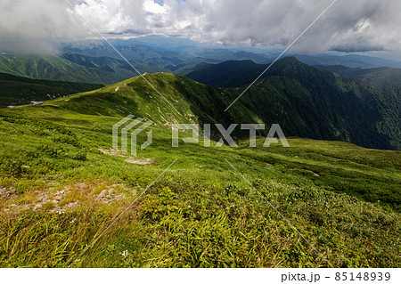 朝日連峰・大朝日岳山頂から見る大朝日小屋と小朝日岳への稜線 85148939
