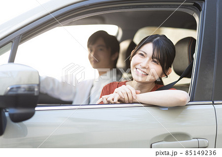 ドライブに行く若い男女 85149236