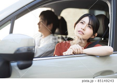 ドライブに行く若い男女 ドライブに行く若い男女 85149243