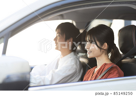 ドライブに行く若い男女 85149250