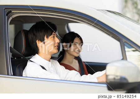 ドライブに行く若い男女 85149254