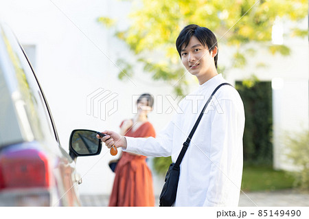 ドライブに行く若い男女 85149490