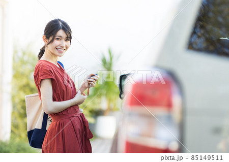 車を運転する可愛い女性 85149511