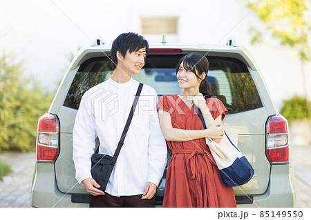 ドライブに行く若い男女 ドライブに行く若い男女 85149550