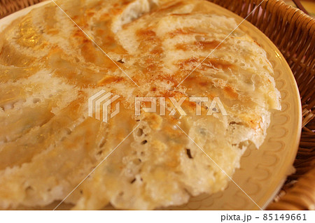 こんがり焼き色のついた焼き餃子 85149661
